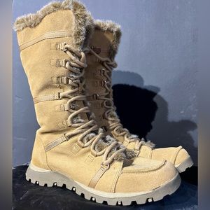 Sketchers 8.5 Tan Suede Fur Lined Lace Up Boots